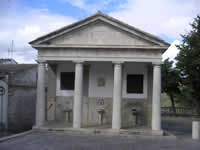 La bella struttura in stile classico che ospita la fontana nella parte anteriore ed un lavatoio nella parte laterale