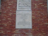 La lapide che ricorda la battaglia di Accadia, che si trova sull'orologio nella piazza dedicata al Capitano Errico Ferro