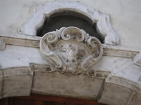 Lo stemma che si trova sul portale in pietra della casa natale dello scrittore, filosofo e poeta Giella