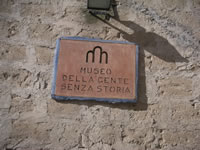 La targa del Museo della Gente senza storia, il Museo civico