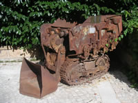 Il trattorino arruginito esposto all'ingresso del Museo della Gente senza storia, o Museo civico