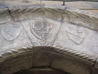 Uno stemma inciso su di un portale in pietra