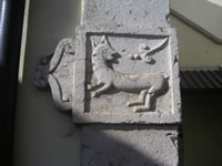 Bello stemma sul portale del Palazzo Di Guglielmo