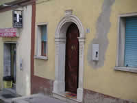 Un portale in pietra ad Anzano
