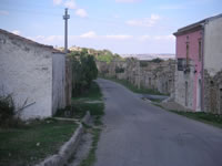 Ruderi di edifici lungo una strada