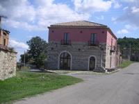 L'unica palazzina di Aquilonia vecchia restaurata. E' nettamente distinta la parte inferiore, antica, rispetto a quella superiore, ricostruita