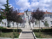 Il Monumento ai Caduti, con alle spalle il Municipio
