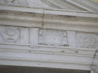 Una iscrizione in latino sul portale in pietra della Chiesa dell'Immacolata. Tale iscrizione porta la data del 1589