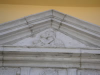 Il vertice del portale in pietra della Chiesa dell'Immacolata, su cui si vede la Madonna col Bambin Gesù