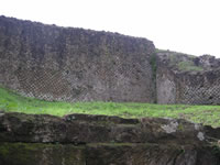 Le mura romane in opus reticolatum che sovrastano le mura hirpine