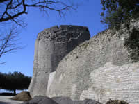 Una torre circolare e parte delle mura del castello normanno di Ariano Irpino