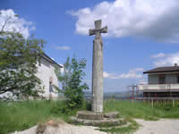 La colonna sormontata da una croce longobarda ai piedi del castello di Ariano Irpino