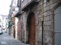 Un portale in pietra nel centro storico di Atripalda