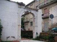 Un bel portale in pietra che adornava la facciata di un edificio crollato a seguito del sisma del 1980. Si trova nei pressi della chiesa di S. Maria delle Grazie