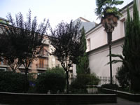 Il grazioso e ben tenuto giardinetto che si trova accanto alla chiesa del Carmine ad Atripalda