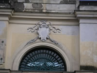 Lo stemma sul portale della dogana dei Grani ad Atripalda