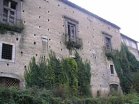 I ruderi del palazzo-castello Caracciolo, il palazzo gentilizio più bello di Atripalda, che però versa in pessime condizioni