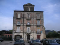 Il palazzo Romano, a ridosso della piazza centrale di Atripalda