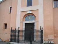 Il portale in pietra della chiesa di S. Pasquale, su cui è incisa la data del 1617