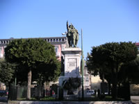 Il monumento ai Caduti nella piazza centrale di Atripalda