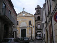La Chiesa di San Romano, affiancata dal Campanile sotto cui insiste un caratteristico arco