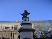 L'Obelisco di Carlo II d'Asburgo nella Piazza oggi Amendola, dietro cui si vede il disastrato Palazzo della Dogana