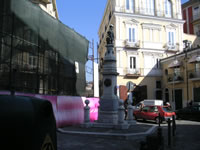 L'Obelisco di Carlo II d'Asburgo nella Piazza oggi Amendola, dietro cui si vede il bel Palazzo Balestrieri