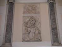 La lastra di marmo sull'altare maggiore dove si vede il Principe Caracciolo in abiti da guerra 