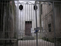 Il cancello d'ingresso dietro cui si vede la facciata della Congregazione dell'Annunziata