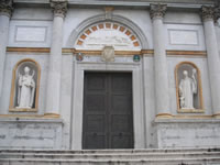 Il portale d'ingresso del Duomo corredato dalle statue di San Modestino (Patrono di Avellino) e San Guglielmo da Vercelli (Patrono dell'Irpinia), con l'ultima Cena