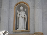 La Statua di San Modestino sulla facciata del Duomo di Avellino
