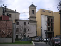 Veduta laterale della Chiesa di Santa Maria del Rifugio, che si trova su di un lato della centrale Piazza del Popolo