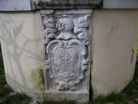 Lo stemma dei Caracciolo che appare sul  pozzo, che è ciò che resta del Convento del Carmine