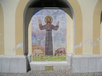 Immagine di San Francesco d'Assisi sulla parete esterna del Convento dei Cappuccini