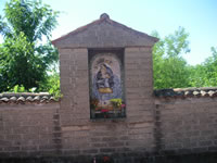 Edicola dedicata alla Madonna sulla parete esterna del Convento dei Cappuccini