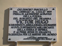 La lapide sulla facciata del Palazzo De Conciliis che ricorda la permanenza del giovane Victor Hugo