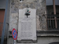 Una delle due lapidi dedicate ai Caduti che si trova sulla facciata dell'ex Municipio di Bellizzi