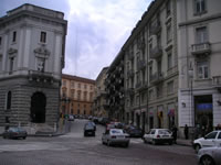 Via Francesco De Sanctis, con in cima il Palazzo Postale