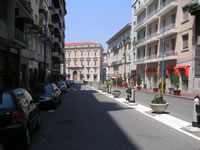 Via Matteotti, con sullo sfondo il Palazzo De Peruta