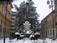 Il monumento ai Caduti innevato