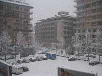 La piazza innevata senza nome a lato di Via Circumvallazione