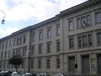 L'edificio che accoglie l'Istituto Tecnico Commerciale "Luigi Amabile"