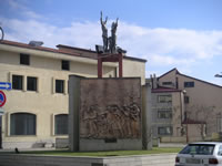 Il Monumento davanti al Municipio