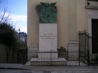 Monumento davanti alla Chiesa di Santa Maria del Rifugio, nota come Sant'Anna