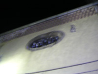 Particolare della parte superiore della facciata di una chiesa di Bagnoli Irpino: si nota un rosone illuminato durante la notte
