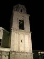 L'imponente torre campanaria della chiesa di San Domenico, fotografata di notte