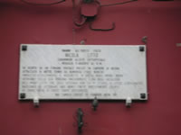 La lapide sulla parete esterna del Municipio che ricorda il Carabiniere Nicola Litto