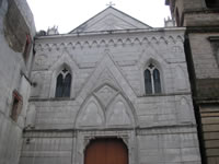 La parte superiore della facciata della Chiesa Parrochiale di Santa Croce