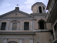 La parte superiore della facciata della Chiesa dei Santissimi Apostoli