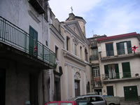 La facciata della Chiesa dei Santissimi Apostoli "soffocata" dalle palazzine che la circondano